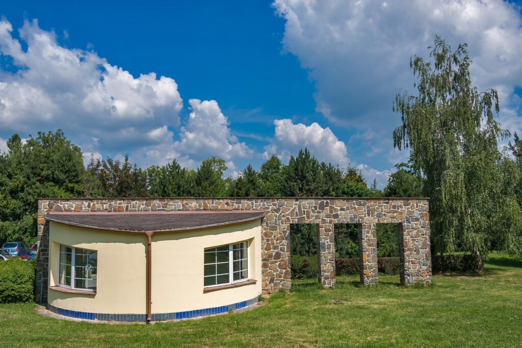 Janáčkův pavilon byl vystavěn v roce 1996 podle projektu Tomáše Kočnara a Petera Nagyho v těsném sousedství stávajícího záchytného parkoviště pro lázeňské hosty.